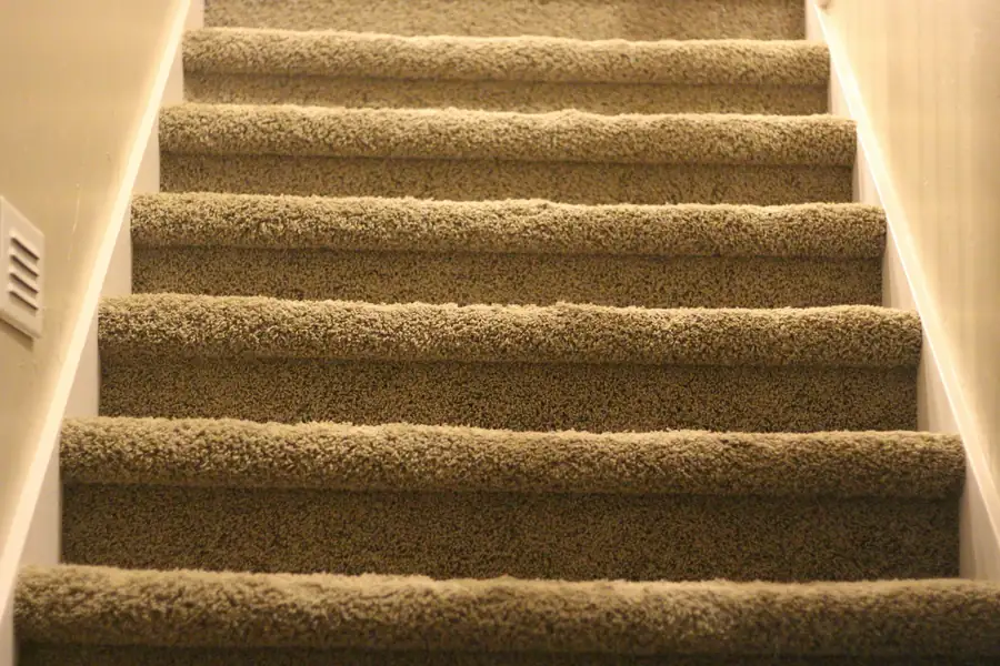 Neutral carpet fitted neatly on a staircase
