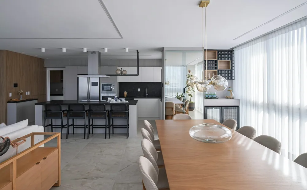 Modern kitchen and dining room with practical stone-look flooring